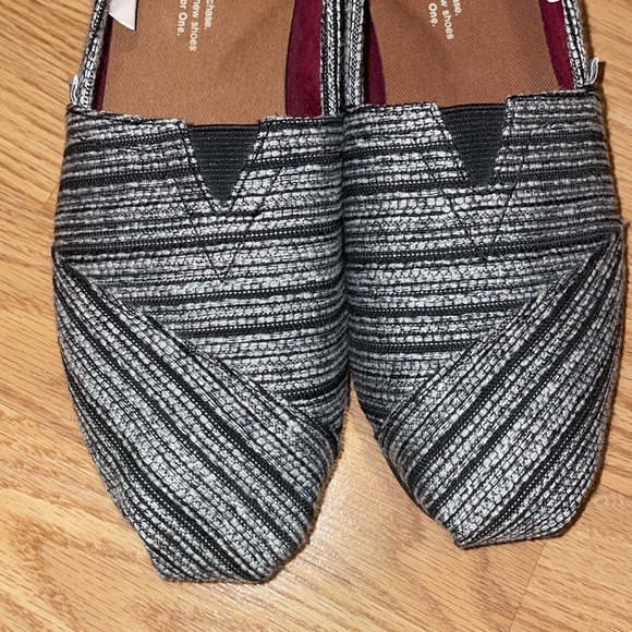 TOMS Silver and black metallic classic shoe Size 7 - Picture 3 of 9